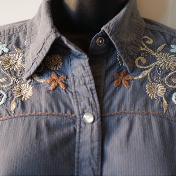 Levi's Gray Embellished Button Down Shirt with Notched Collar - Picture 2 of 7